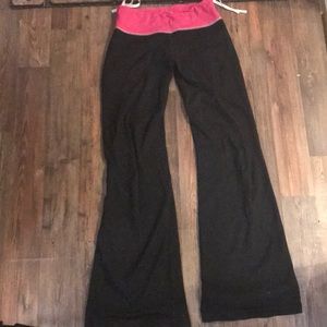 Gym pants with pull tabs